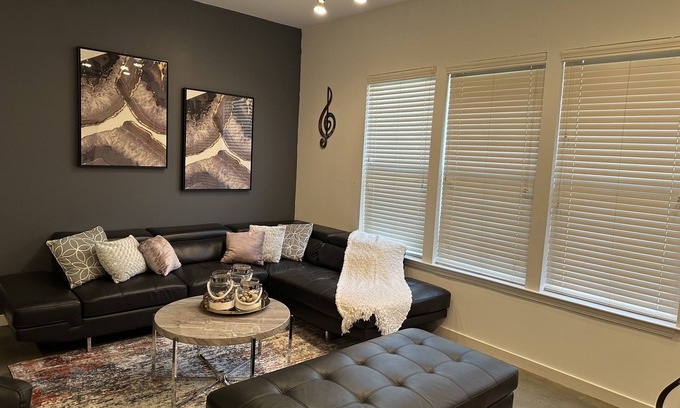 Downtown Memphis Apartment | Honeymoon, The City of Music, king s Bed, B street