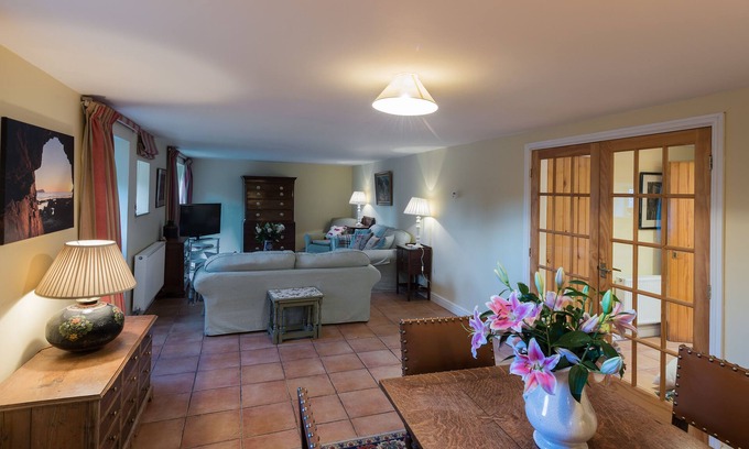 Llanfihangel Tal-y-llyn Cottage | Honeysuckle Cottage: is a really spacious place for a family or group of friends