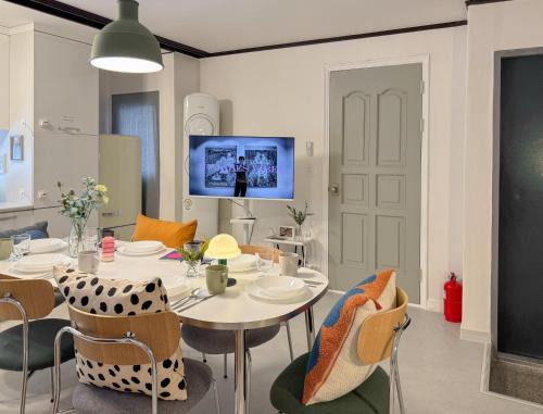 Hapjeong-dong Apartment | Hongdae Hapjeong 3BR Apartment for 4 to 8 People