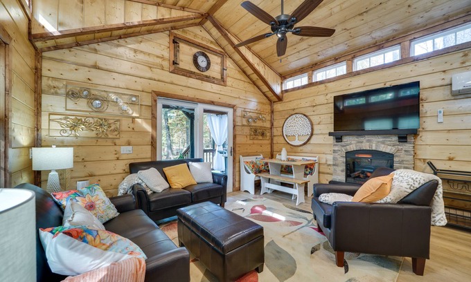 Broken Bow Cabin | Hook, Line, & Sinker Retreat: Fire Pit, Grill!