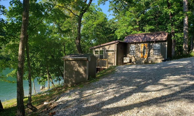 Garfield House | Hoot Owl Cabin - LAKEFRONT 2-Loft Cabin with stairs to the shoreline!