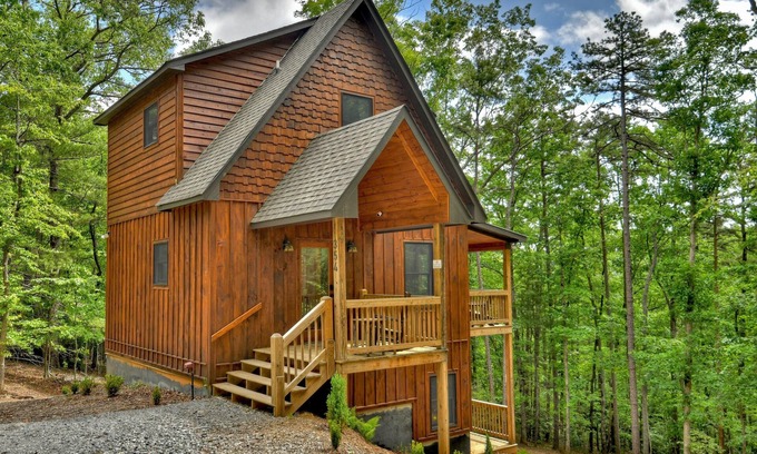 Morganton Cottage | Hoot Owl Cottage | Fire Pit | Hot Tub | Charcoal Grill