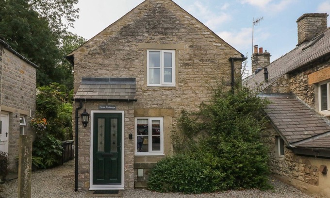 Castleton Cottage | HOPE COTTAGE, pet friendly in Castleton, Peak District