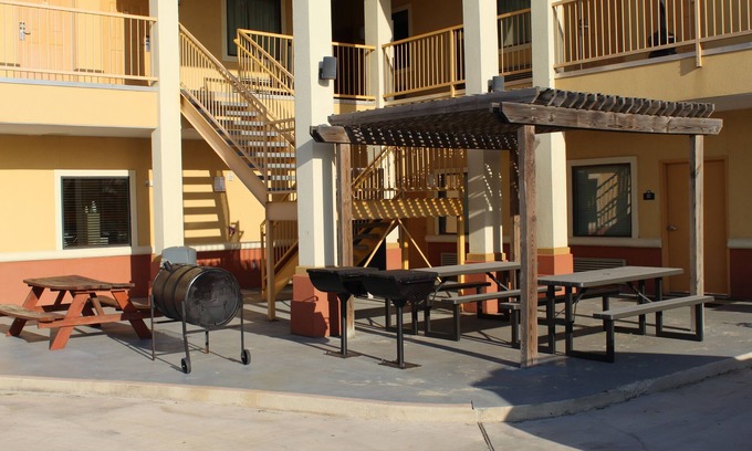 Pearsall Hotel | Horizon Inn & Suites - Pearsall