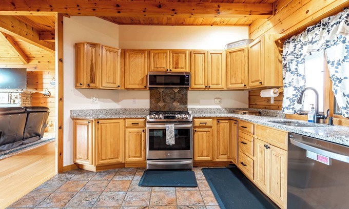 Lake Ariel House | Horizon Retreat | Hot Tub | Lake Views | Game Room