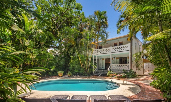 Key West Historic District Apartment | ~HORSE CONCH~ Amazing location with shared pool and covered balcony!