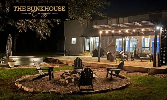 Austin House | Horseback Riding/Pool/Fire Pit/Pool Table-Brewery District-Pet Friendly!