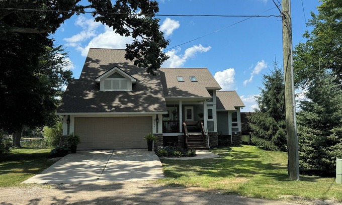 Whitmore Lake House | Horseshoe Lake retreat- 2-bedroom + loft lake house with WiFi and AC.