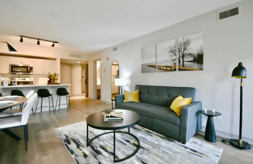 Oro-Medonte Apartment | Horseshoe Valley Bliss - Luxe Condo Retreat with Jacuzzi - Top Floor Romance - Self-Check-in - Indoor & Outdoor Heated Pool Haven