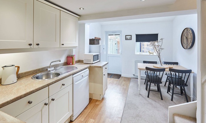 Great Ayton House | Host Stay Waterlily Cottage
