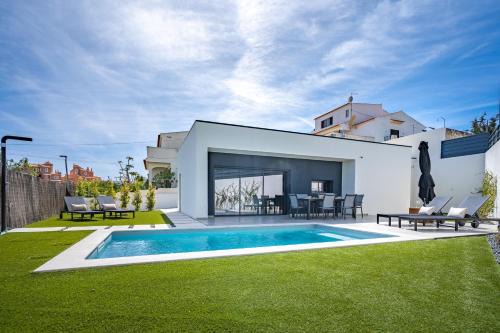 Porches House | Host Wise - Bright Spacious House Swimming Pool