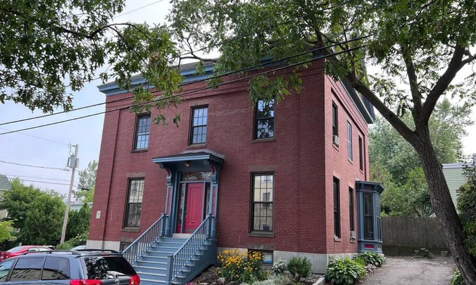 West End Apartment | Host your group - West End Sea Captain Home