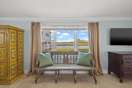Temperanceville House | Hosta Cottage - Beautiful, Waterfront, Luxury