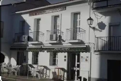 Cabeza la Vaca House | Hostal 2 estrellas -Restaurante Las Tres Encinas EN EL CENTRO DEL PUEBLO
