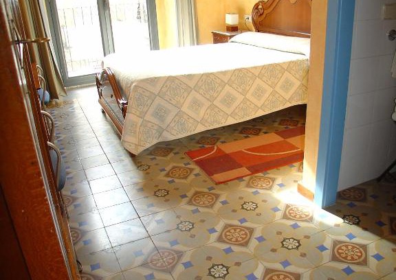 La Bisbal d'Emporda House | Hostal Adarnius