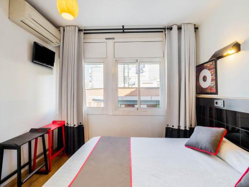 Sant Adria de Besos House | Hostal Athenas