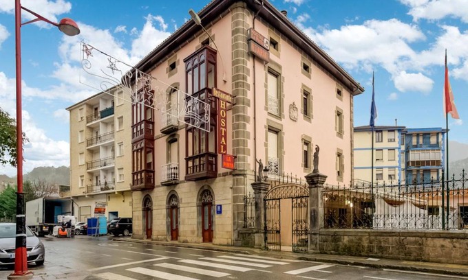 Ampuero House | Hostal Restaurante La pinta