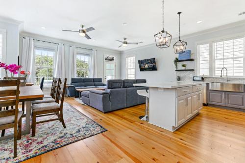 Faubourg Lafayette Apartment | Hosteeva Amazing 4 BR Modern Condo with Balcony Near Frnch Quarter