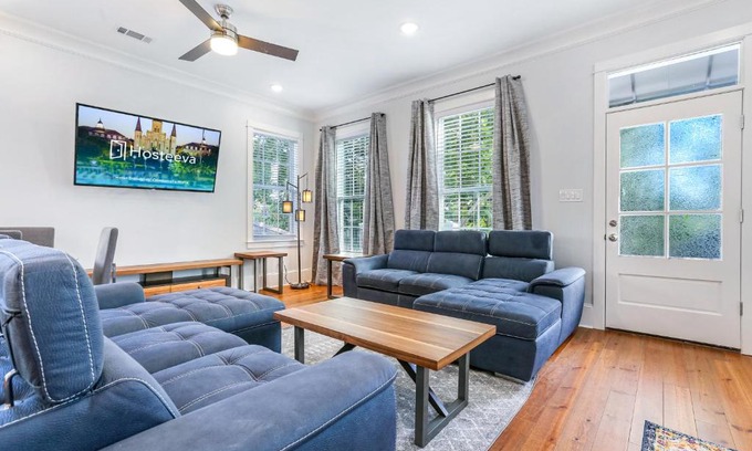 Faubourg Lafayette Apartment | Hosteeva Chic Urban Retreat w Pool Steps to St Charles Ave and Near Bourbon St