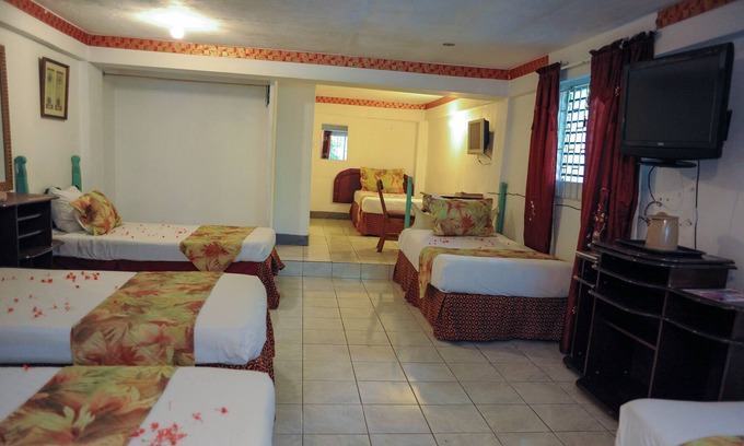 Montego Bay Hotel | Hostel room 6 beds at Hotel Glorianna