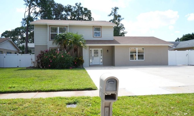 Tampa House | Hosting new
