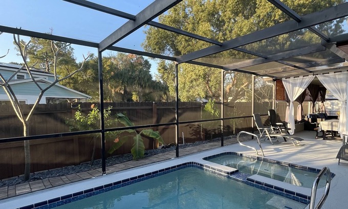 Bay Crest Park House | Hot SPA minutes to airport 3/2 pool home