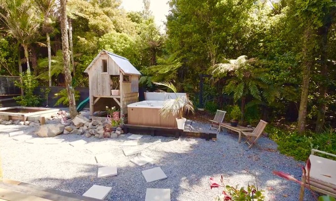 Waiatarua House | Hot spa, unique 3 bedroom sanctuary with views