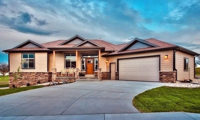 Billings House | Hot Tub + 1,600 sq ft Golf-Course Patio Game Room & Luxury Living