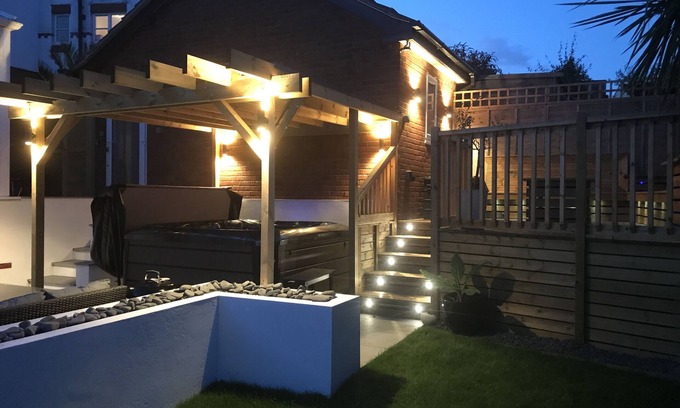 Newquay House | Hot Tub, 10 minute walk to Fistral beach and Gannel Estuary, pet friendly.