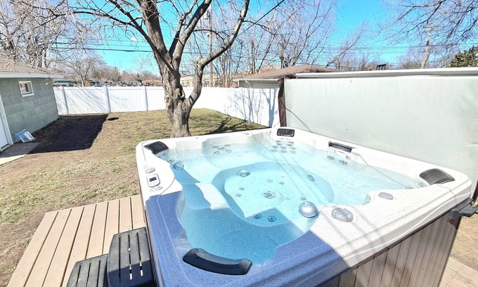 Richfield House | Hot Tub, 5 Minutes to Airport, Mall of America, Games, Family fun!
