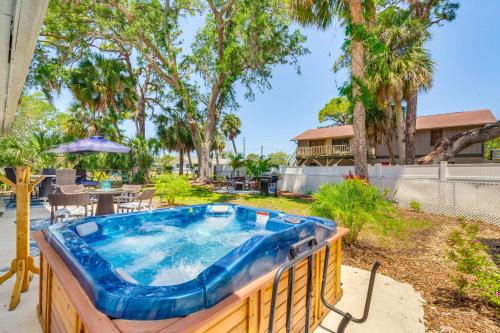 Marthas Vineyard House | Hot Tub and Gas Grill Port Richey Retreat