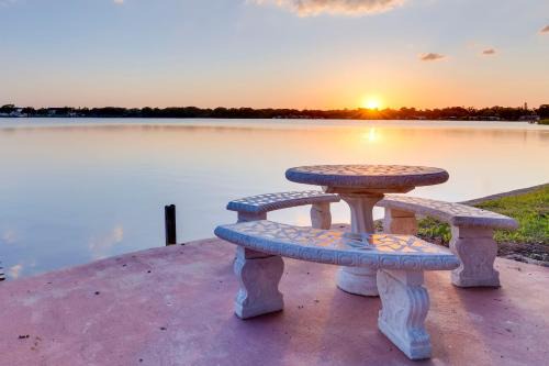 Orient Park House | Hot Tub and Pool Retreat on Bellows Lake!