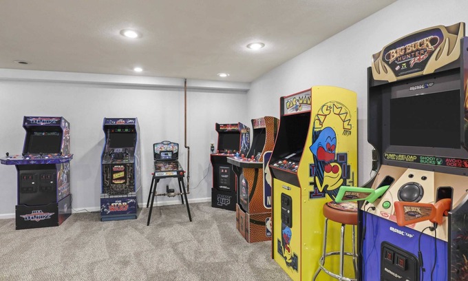 Rockford House | HOT TUB - Arcade Room - Theater - Gym - Sauna