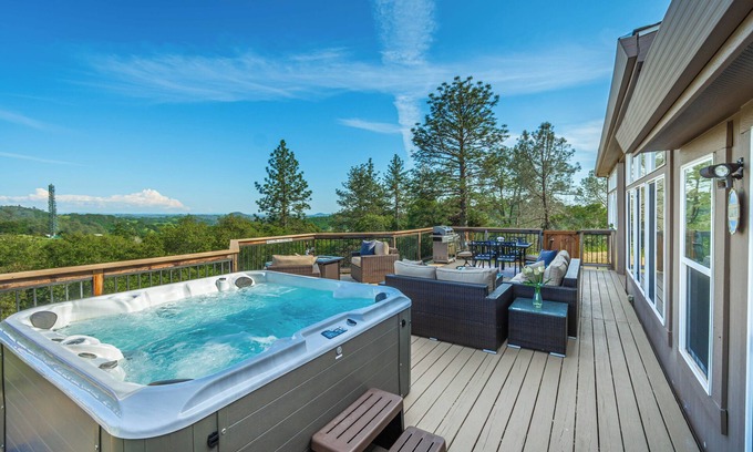 Cool House | Hot Tub - BBQ - Pool Table - Mountain View - Close to Wedding Venues