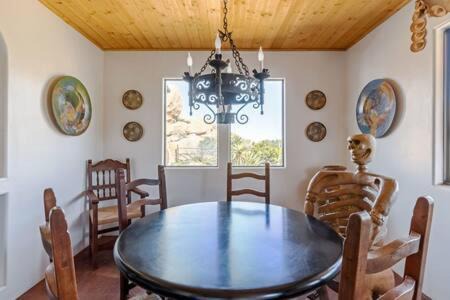 Yucca Valley House | Hot Tub Boulders Art-Infused Adobe- Stella