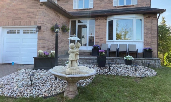 York Regional Municipality House | Hot tub! Breakfast incl. Private & bright 2 bdrm.