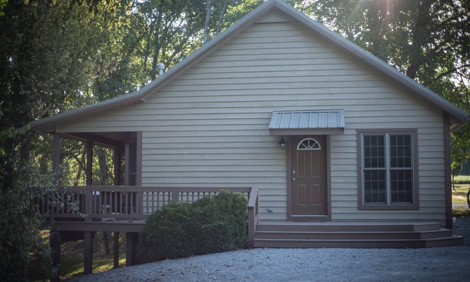 Carbondale Cabin | Hot Tub Cabin- In the Heart of Shawnee Wine Trail