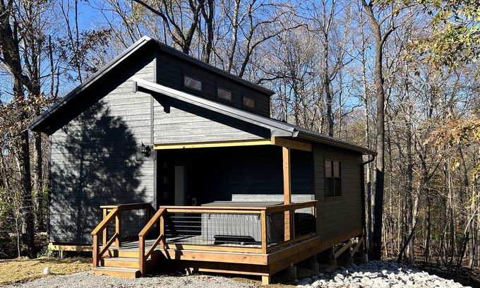 Carbondale Cabin | Hot Tub Cabin- In the Heart of Shawnee Wine Trail