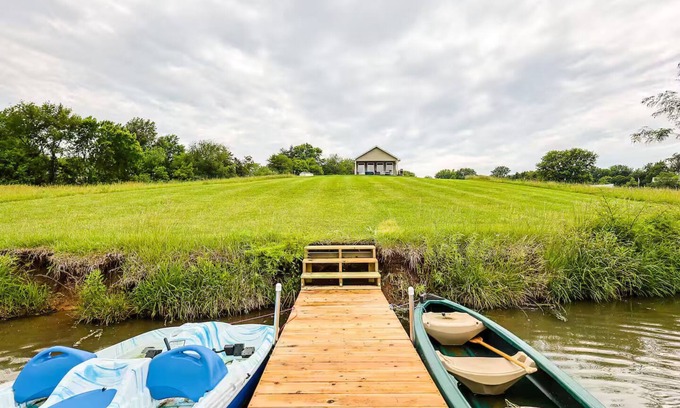Buchanan County Cabin | Hot Tub Cottage on Private Lake