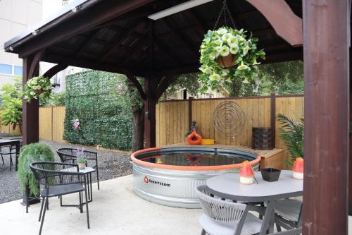 Tobin Hill House | Hot tub, cowboy pool near the Pearl, Riverwalk