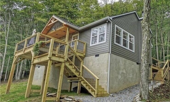Beech Mountain Cabin | Hot Tub, Cozy, Central Air and Heat, 5 minutes to the Ski Resort! Yes, Deer!