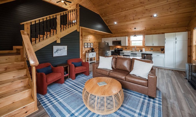 Jamestown Cabin | HOT TUB~Dog Friendly Cabin~Fishing~River boat ramp~20 Min to Lake Cumberland