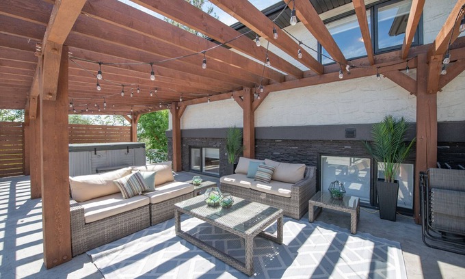 Vernon House | HOT TUB, Family friendly home with Lakeviews minutes away to SilverStar and Golf