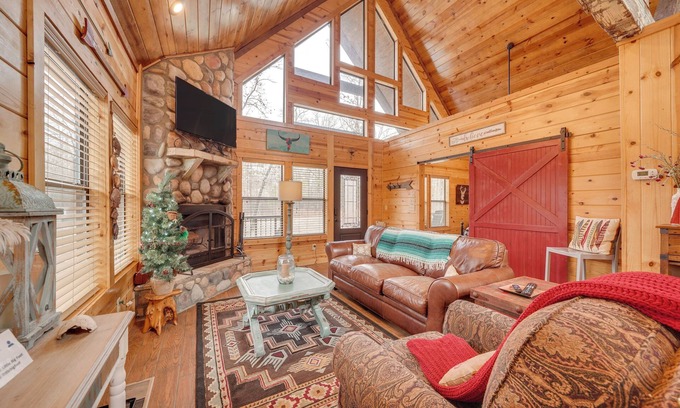 Hochatown Apartment | Hot Tub + Fire Pit: Broken Bow 'Honeymoon Cabin'