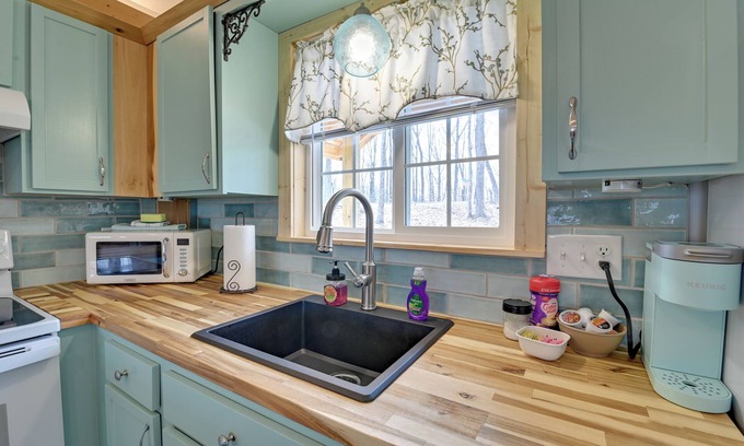 Frenchburg Apartment | Hot Tub & Fire Pit: Romantic Getaway in Frenchburg