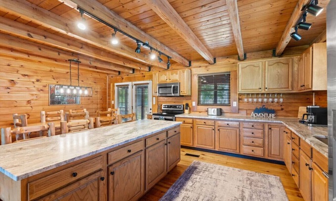 Stanton Cabin | Hot Tub, Fire Pit, WiFi, EV Charger | Biggie cabin near Red River Gorge, KY!