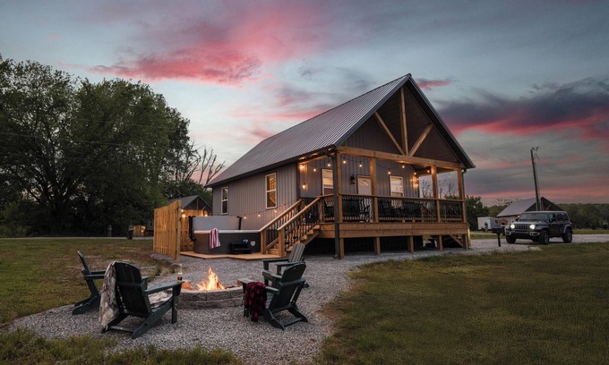 Bakerton Cabin | Hot Tub & Firepit~20 Min Lake Cumberland~Family Friendly~River Boat Ramp