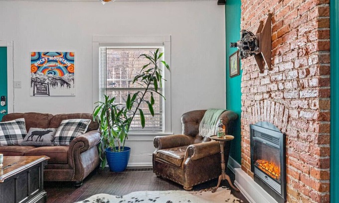 Curtis Park House | HOT TUB Firepit Pool Table Patio Downtown Denver