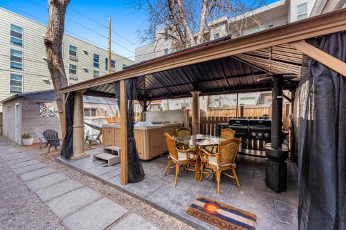 Five Points House | HOT TUB Firepit Pool Table Patio Cozy Downtown Denver
