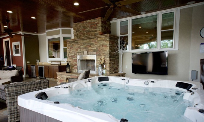 Greater South Side House | Hot Tub,Fireplace,Near Airport/Downtown,Sleeps 9